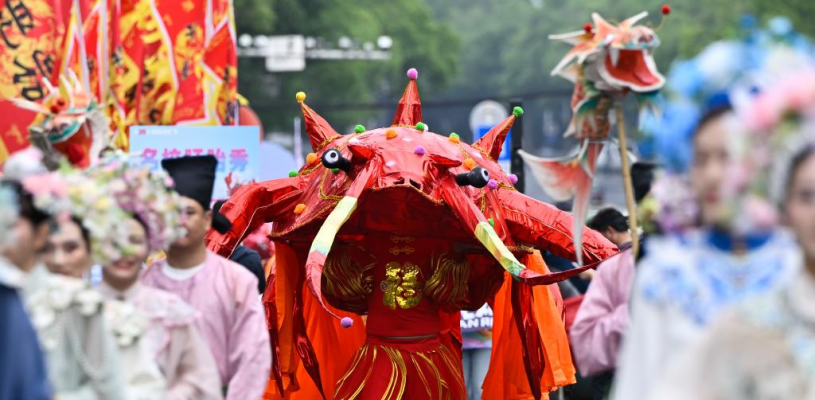龙虾节主题巡游闹盱眙