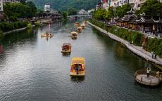 湖北宣恩：游船点亮浪漫贡水河   