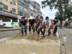 贵州黄平救援队坚守榕江清淤一线 全力助民恢复生活秩序
