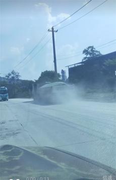 湖南娄底S236公路沿途抛撒砂石现象突出 何时得到整治？