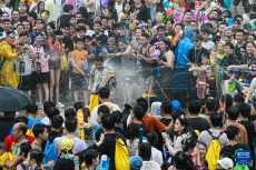 海南保亭：嬉水狂欢 浪漫七夕