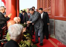 习近平同抗战老战士老同志代表亲切握手