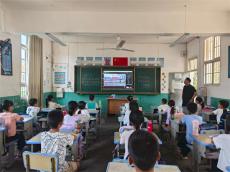 枫香学校师生集中观看抗战胜利80周年阅兵式