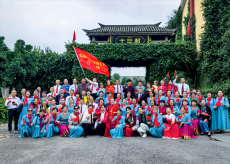 湖南临湘市百名老人欢聚“十三村”一展歌喉迎“国庆”