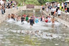 贵州凯里：趣味赛农事 “笙”歌闹丰年