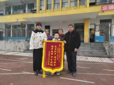 肖奇艳：三尺讲台映山河，一颗丹心育桃李