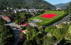 张家界黄龙洞景区：在600平米的巨幅红旗下共庆祖国华诞