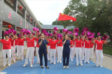 国庆中秋佳节临，“爱心双献”敬老情