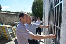 爱心企业家郑明财情系母校为破旧窗户换新颜