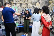 凯里市苗绣蜡染从家庭针线间走向文旅融合大市场