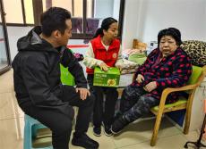 安徽庐江：爱心企业“敬老”礼品送进养老中心