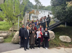 衡阳市华新实验中学： 九九重阳登高处，雨母山间叙师情