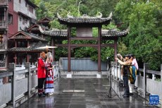 湖南凤凰：特色旅拍丰富旅游体验