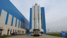 长八甲遥五火箭成功实施转运