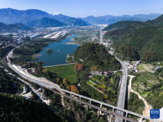 贵州瓮马铁路南延伸线架梁铺轨完成