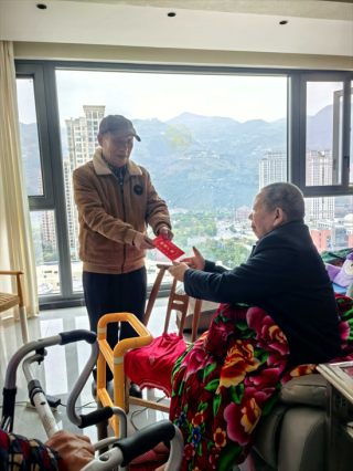 重庆奉节县老干部局慰问高龄离退休干部