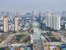 江苏无锡：312国道改扩建工程架梁忙