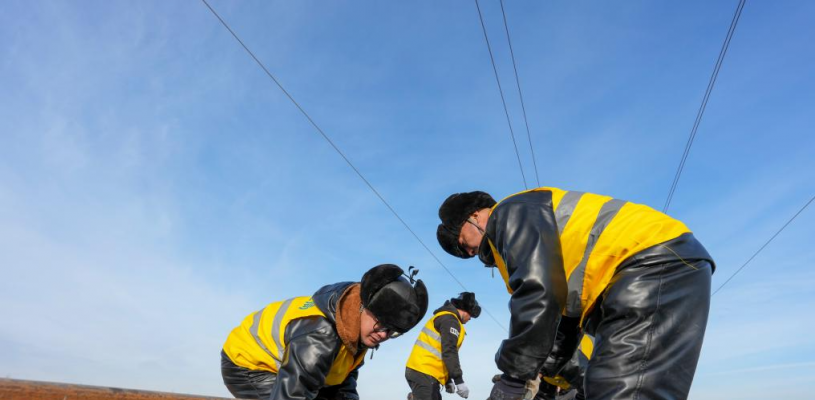 我国在建最北高铁哈伊高铁全线铺轨贯通