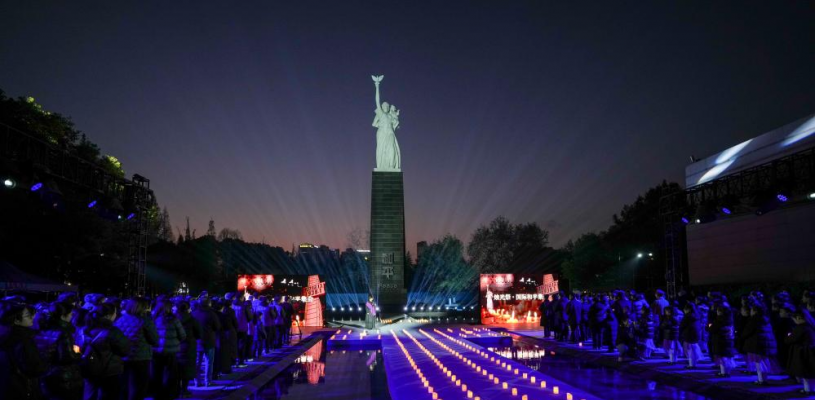 南京举行“烛光祭” 寄托哀思 祈愿和平