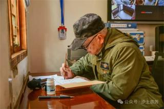 希圣之子曾阳昇一行到南渡乌江指挥所旧址参观并赠书 