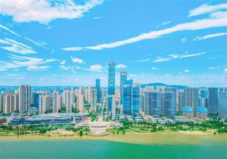 大潮奔涌，奋楫中流更向前