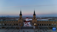 “冰城”大雪人亮相