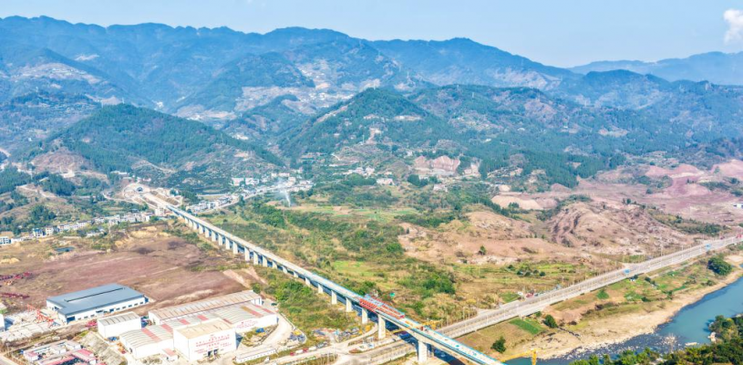 西渝高铁赵家普里河特大桥合龙