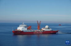 第42次南极考察｜“雪龙”号抵达秦岭站开始卸货