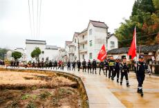 休宁县老兵志愿者应急救援队开展徒步拉练强素质