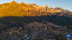 玉龙雪山下的山村变迁