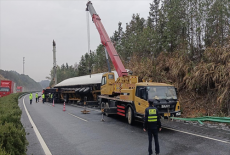 湖南岳阳：高速货车侧翻  多部门协同交通速恢复