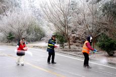 贵州台江：低温寒潮来袭 多部门联动除冰保畅护民生