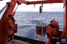 “雪龙”号在阿蒙森海开展大洋考察作业