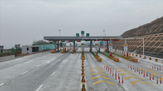 湖南新宁：新新高速“叩开”山门 浪漫丹霞“拥抱”世界