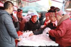 贵州台江：苗乡古镇赶年集 年味升腾烟火足