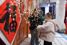 贵州凯里：传非遗春节 办“家庭春晚”