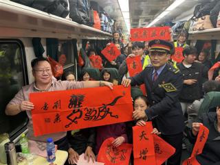 列车上的小年给旅客送“马福”