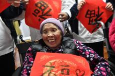 压岁礼盒载童心   贵州凯里一帮少年养老院里“闹”新春