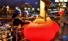 北京：大红灯笼装点长安街
