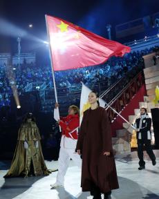骄傲！冬奥会闭幕式上苏翊鸣高举五星红旗入场