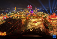 河北唐山：流光溢彩年味儿浓