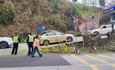 贵州锦屏公交大队：春季开学首日 风雨护学守平安