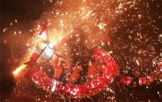 贵州台江：舞龙嘘花闹元宵 火树银花庆丰年