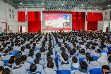 安徽休宁：“兵王”讲国防  开学第一课