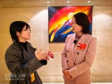 女记者工作照刷屏 致敬两会现场“她”力量