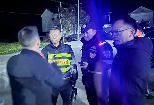 安徽休宁：老兵救援队夜晚驰援 七旬走失老人平安获救