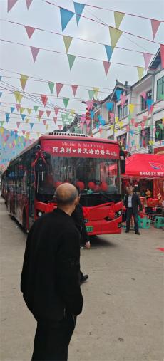 娄义华： 公交当婚车，何启利的婚礼为何让人眼前一亮？