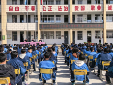 华容东山镇“开学第一课”为学子送上法治知识“大礼包”