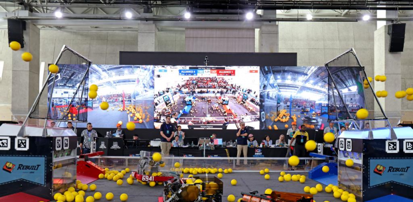 中外青少年在沪比拼机器人技能