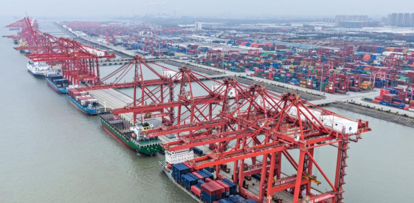 江苏太仓港：通江达海运输忙